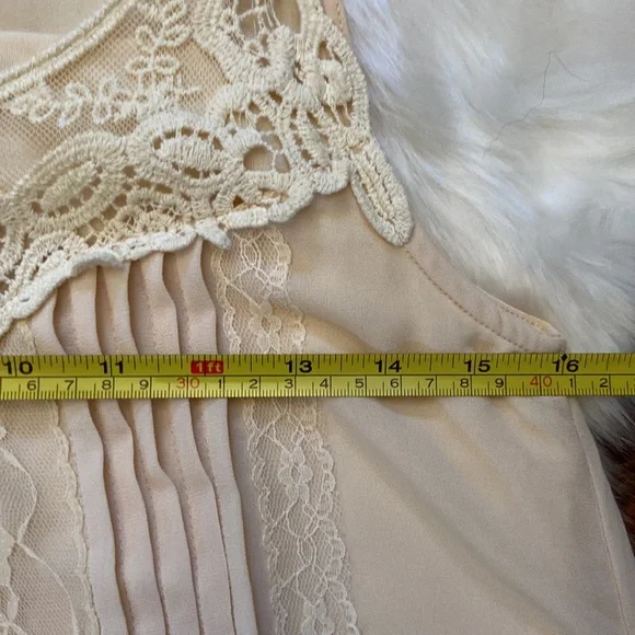 Beautiful nude coloured dress in size S - Picture 6 of 11